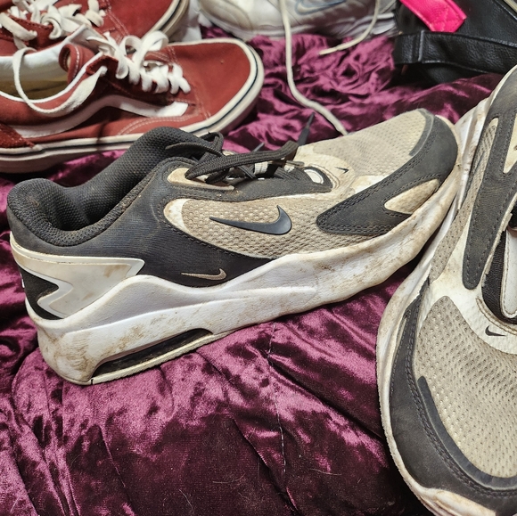 Black and white Nike airmax (missing shoelace) - Picture 3 of 4